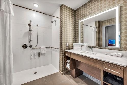 Homewood Suites By Hilton Raleigh Downtown — Bathroom