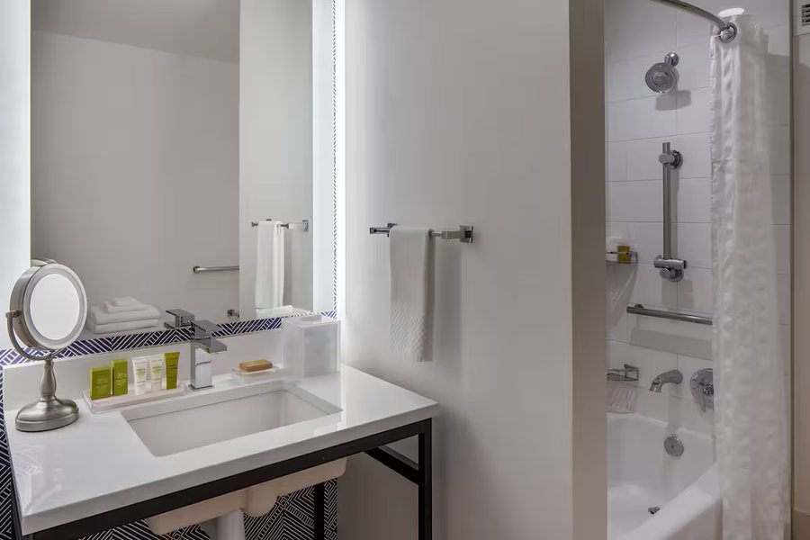 Homewood Suites by Hilton Richmond Downtown — Bathroom