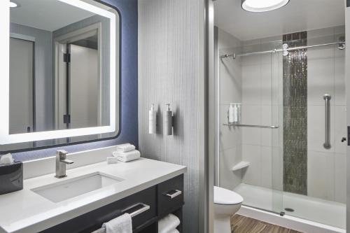 Homewood Suites By Hilton Savannah Historic District Riverfront — Bathroom