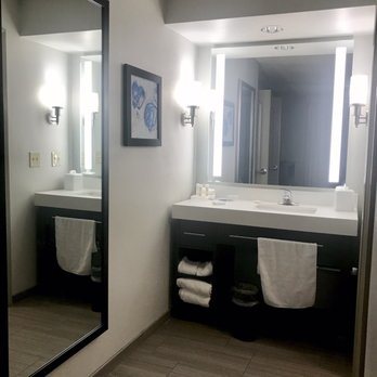 Homewood Suites By Hilton St Louis chesterfield — Bathroom