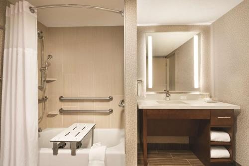 Homewood Suites By Hilton Washington D c Downtown — Bathroom