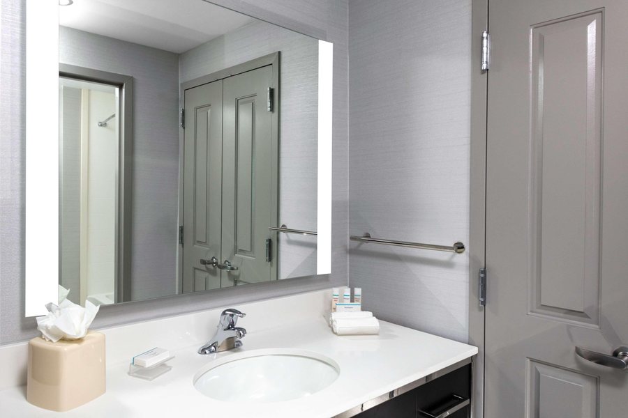 Homewood Suites By Hilton Washington DC Convention Center — Bathroom