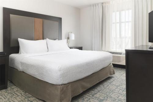 Homewood Suites By Hilton Wauwatosa Milwaukee — Guest room