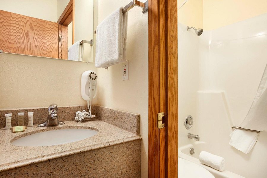Homewood Suites by Hilton West Fargo Sanford Medical Center Area — Bathroom