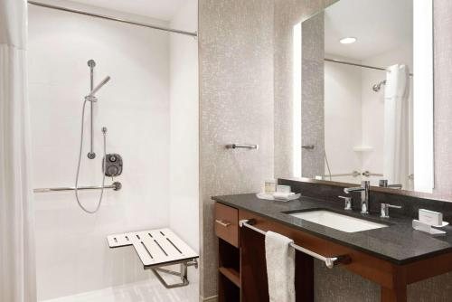 Homewood Suites by Hilton Wilmington Downtown — Bathroom