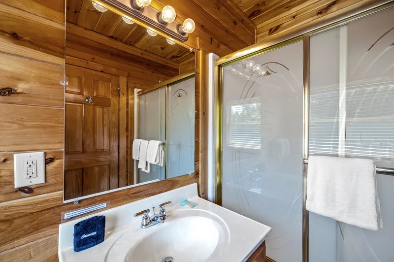 Honeymoon Hills Cabin Rentals — Bathroom