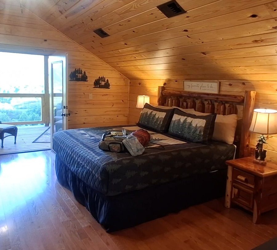 Honeymoon Hills Cabin Rentals — Guest room