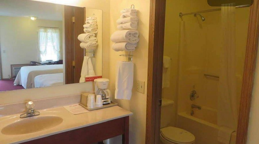 Honeysuckle Inn — Bathroom