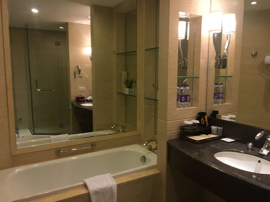 Hong Kong Gold Coast Hotel — Bathroom