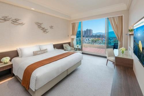 Hong Kong Gold Coast Hotel — Guest room