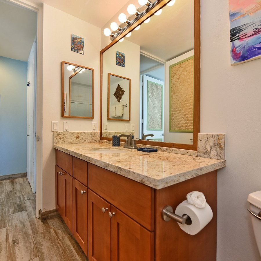 Honokeana Cove Condominiums — Bathroom