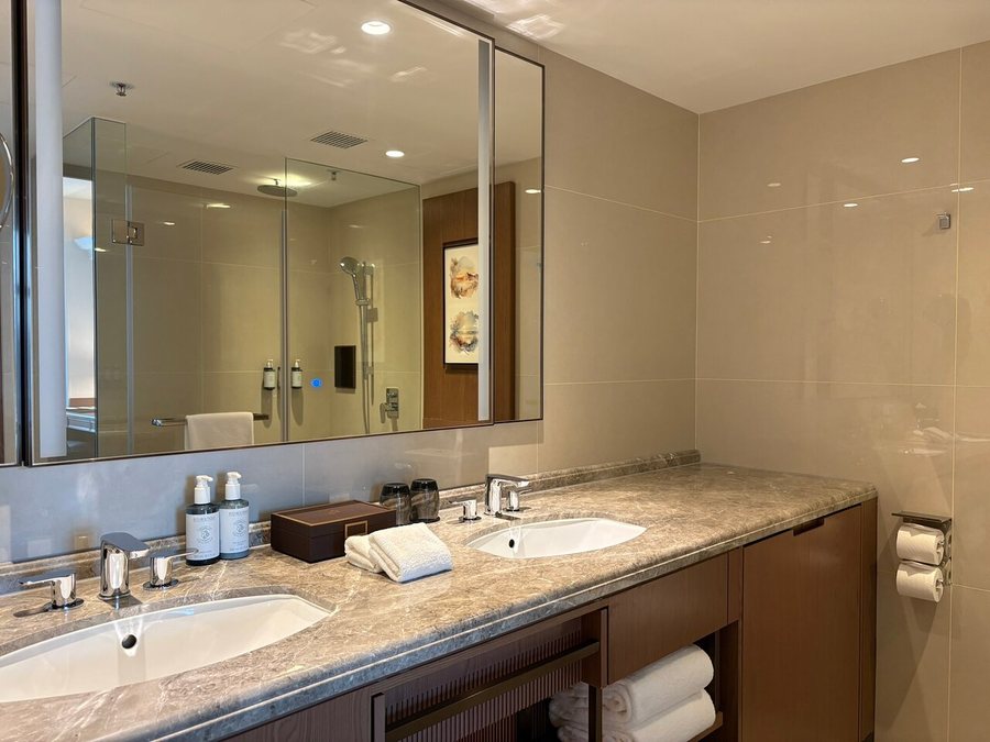 Hopewell Hotel Hong Kong — Bathroom