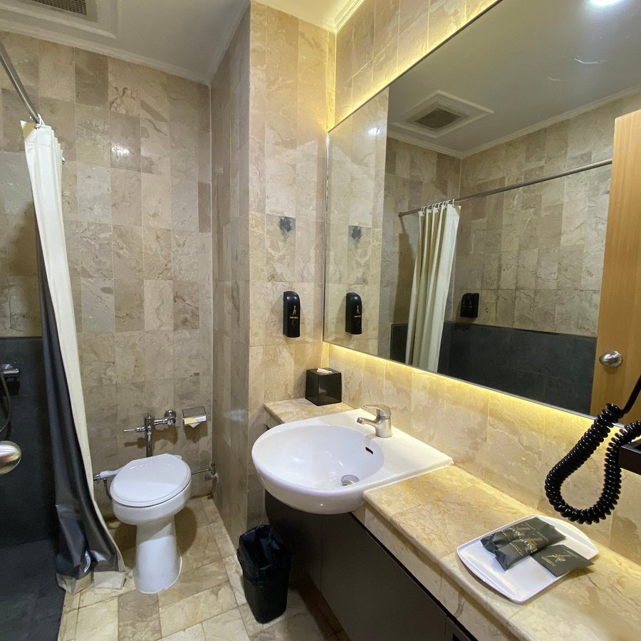 Horison Resort Tulip Puncak — Bathroom
