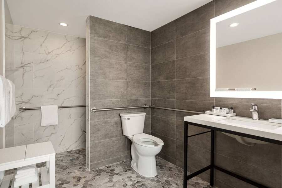 Horizon By The Sea Inn — Bathroom