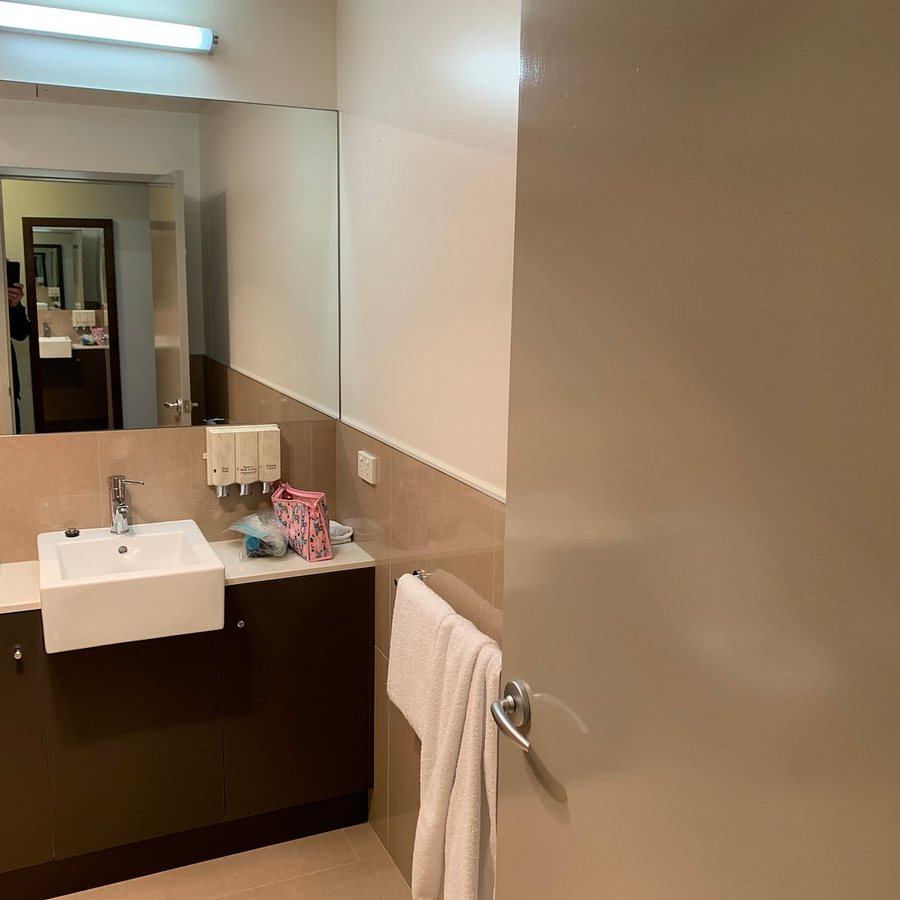 Horsham International Hotel — Bathroom