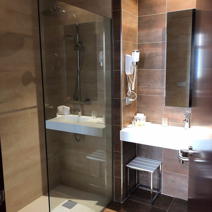Hospederia Puente de Alconetar — Bathroom
