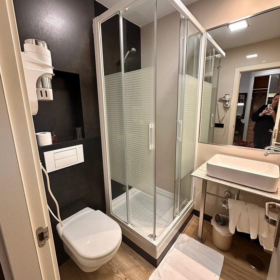 Hostal Abadia Madrid — Bathroom