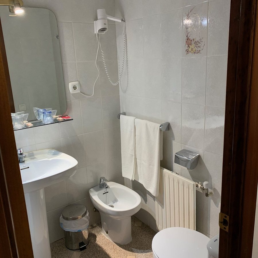 Hostal Aguilar — Bathroom