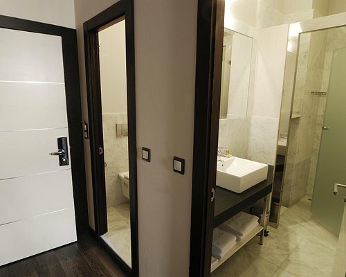 Hostal Alhambra Suites — Bathroom