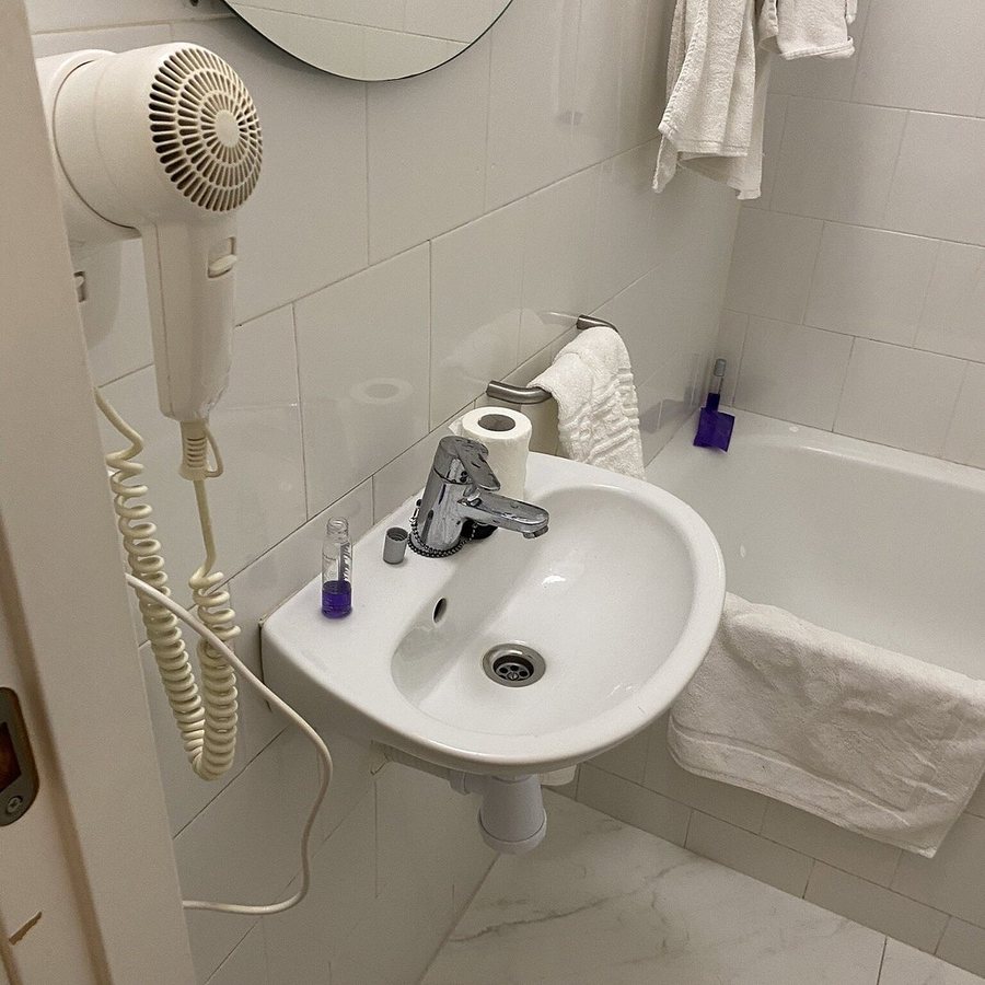 Hostal Argo Barcelona Barcelona Catalonia — Bathroom