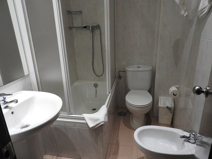 Hostal Ballesta — Bathroom