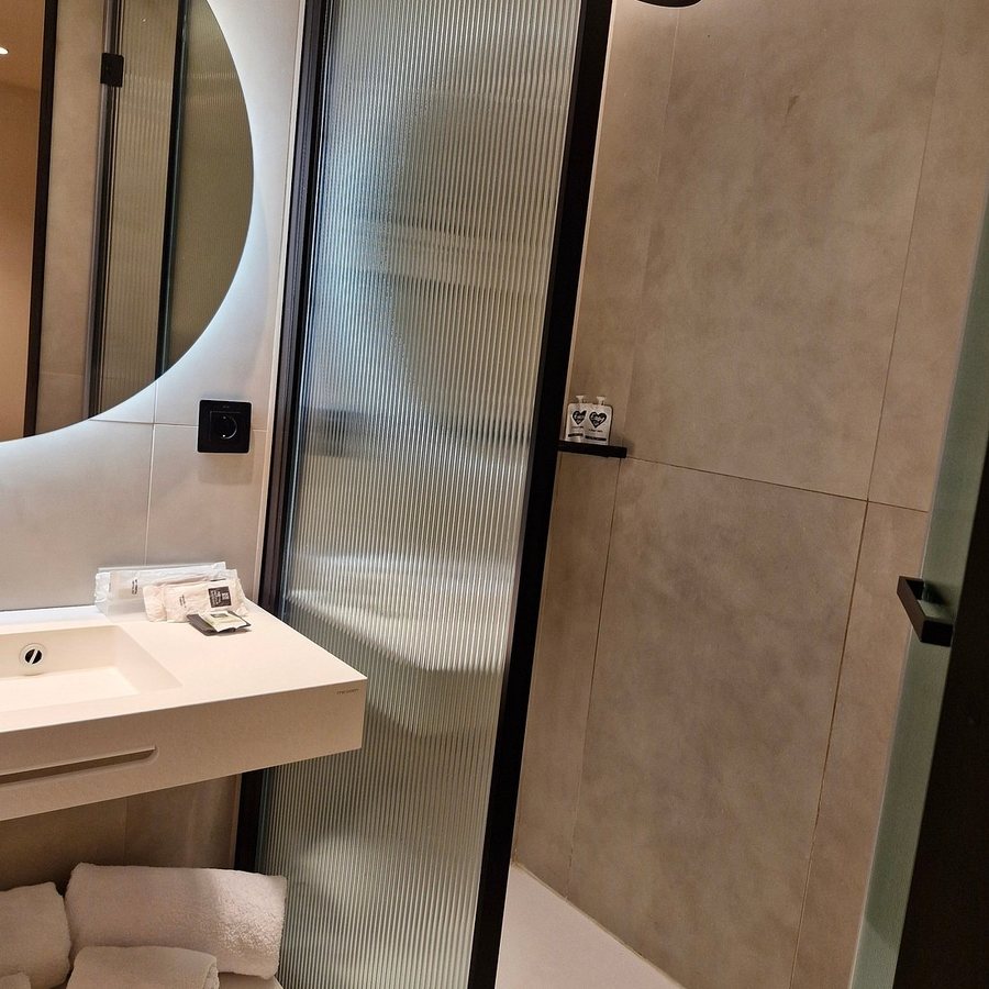 Hostal BCN Ramblas Barcelona Catalonia — Bathroom