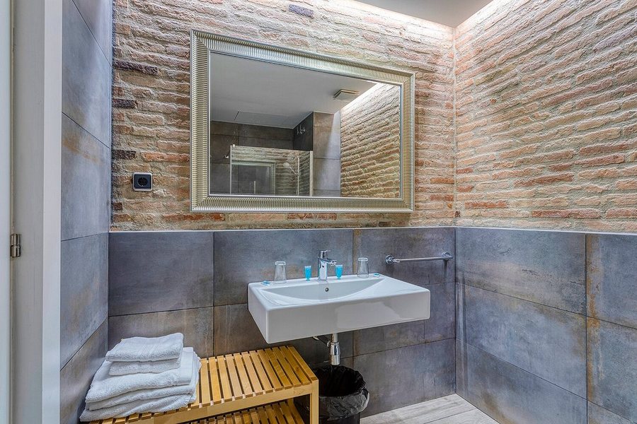 Hostal Bedmates Barcelona Catalonia — Bathroom