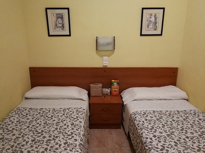 Hostal Bejar Barcelona Catalonia — Guest room