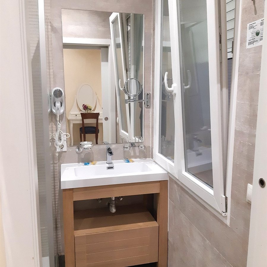 Hostal Central Palace Madrid — Bathroom
