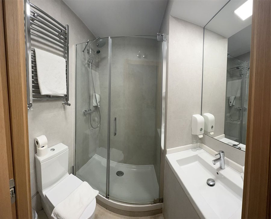 Hostal Cervelo — Bathroom