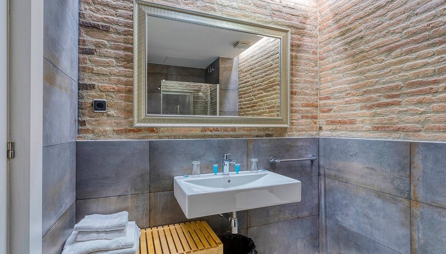 Hostal Coral — Bathroom