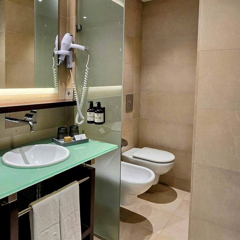 Hostal Easy Sants Barcelona Catalonia — Bathroom