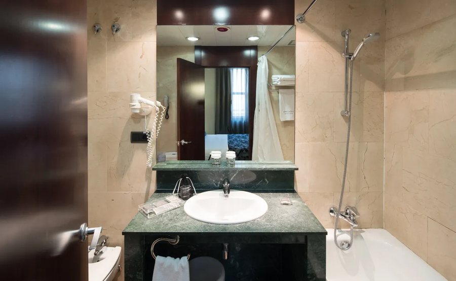 Hostal Eixample Barcelona Catalonia — Bathroom