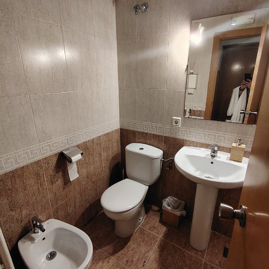 Hostal Elkano Barcelona Catalonia — Bathroom