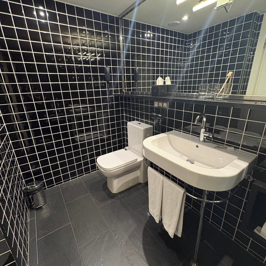 Hostal Europa Barcelona Catalonia — Bathroom