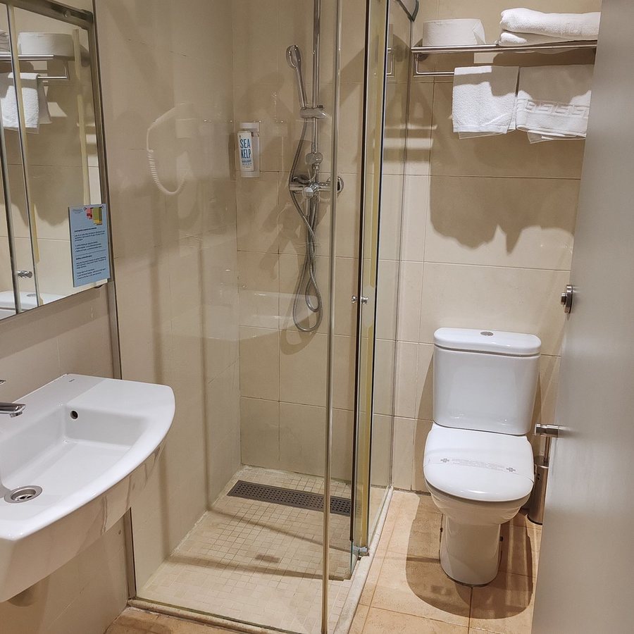 Hostal Fernando Barcelona Catalonia — Bathroom