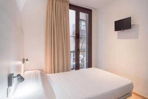 Hostal Fina Barcelona Catalonia — Guest room