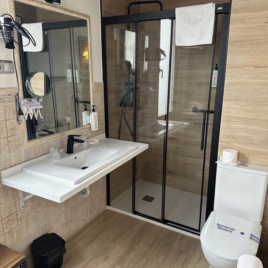 Hostal La Posada — Bathroom