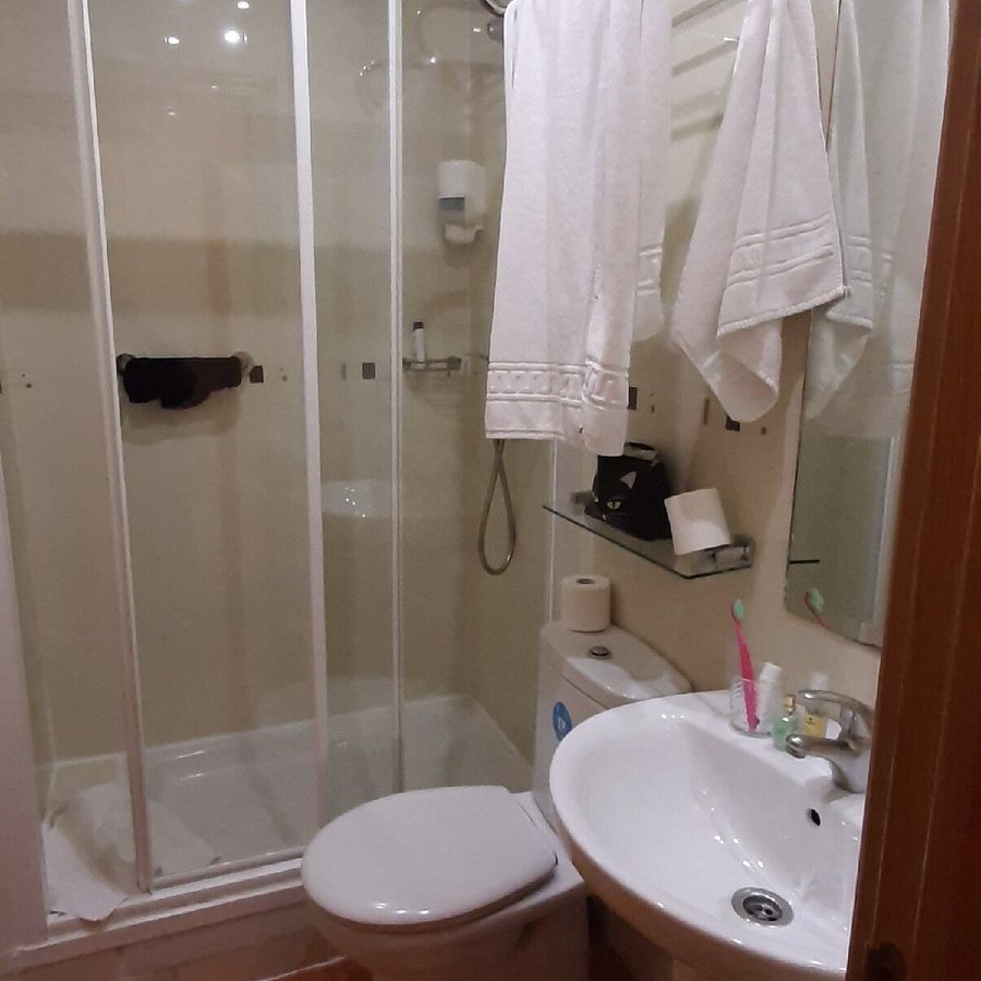 Hostal Las Fuentes — Bathroom