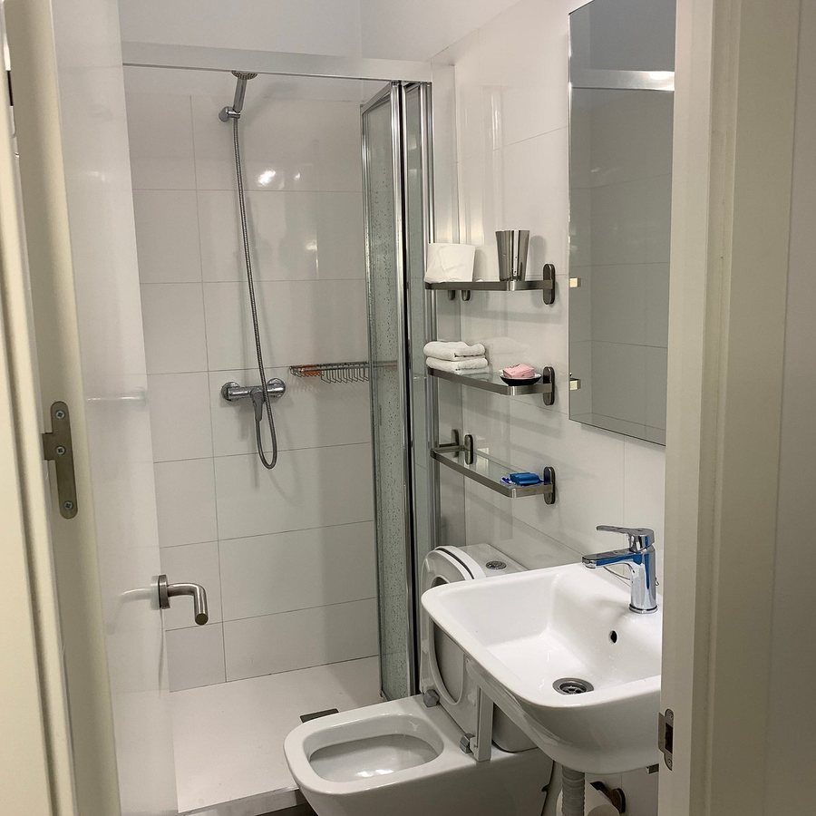 Hostal Lauria — Bathroom