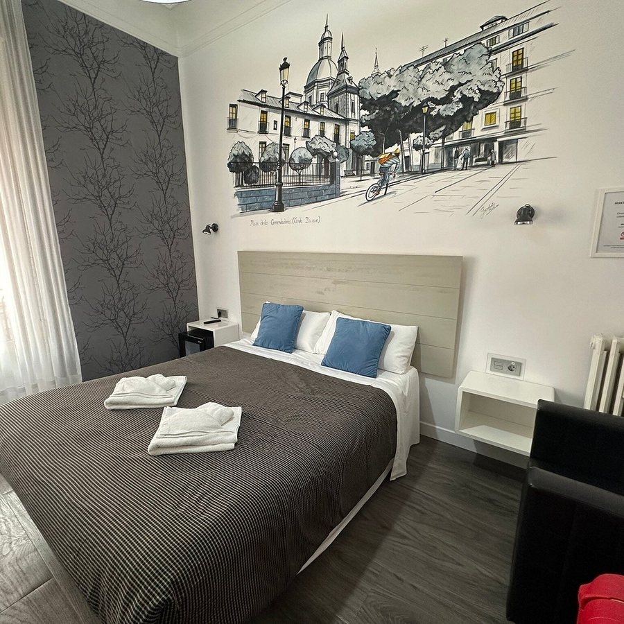 Hostal Lauria — Guest room