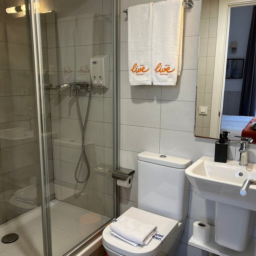 Hostal Levante Barcelona Catalonia — Bathroom