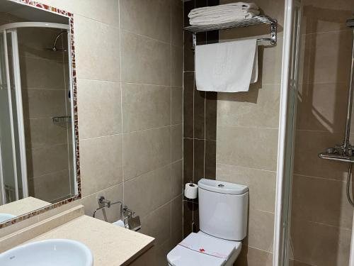 Hostal Los Coronales — Bathroom