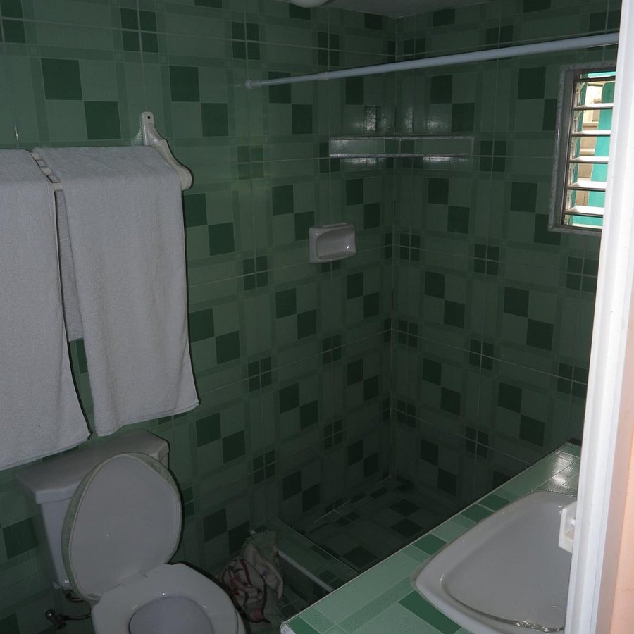 Hostal Luis — Bathroom