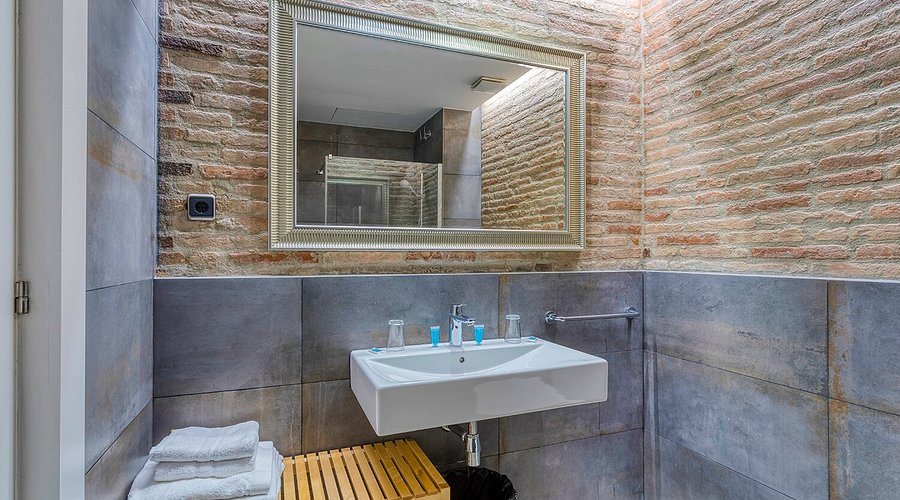 Hostal Medea Barcelona Catalonia — Bathroom