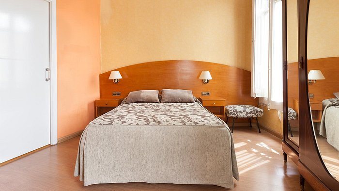 Hostal Oliva Barcelona Catalonia — Guest room