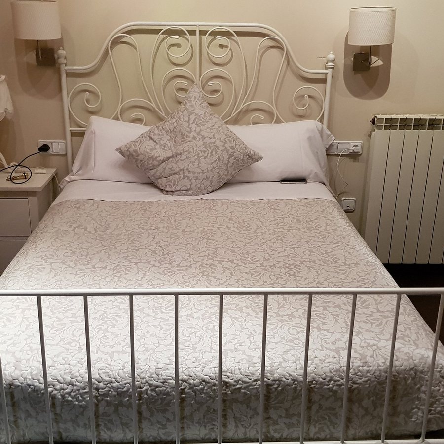 Hostal Orleans Barcelona Catalonia — Guest room