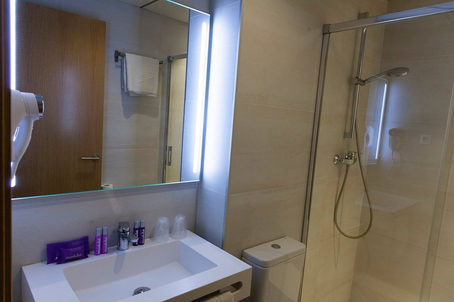 Hostal Paris Barcelona Catalonia — Bathroom