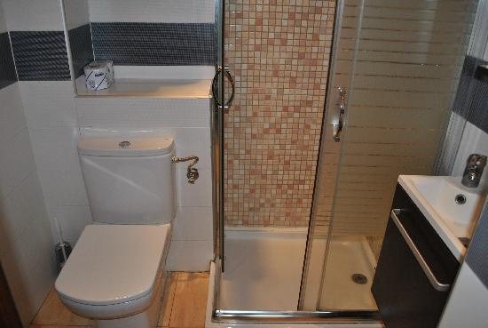 Hostal Pension San Ramon Barcelona Catalonia — Bathroom