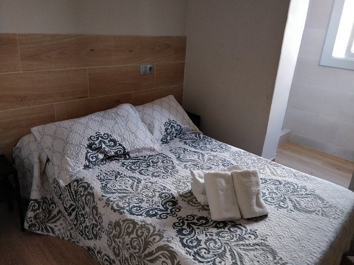 Hostal Pension San Ramon Barcelona Catalonia — Guest room